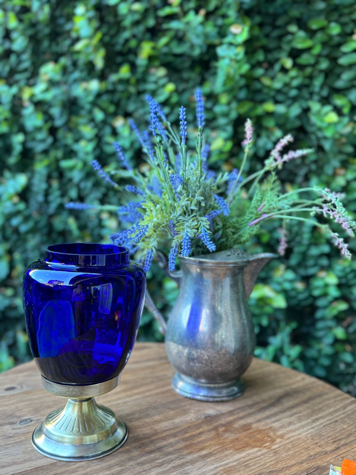Vaso vidro azul e base dourada