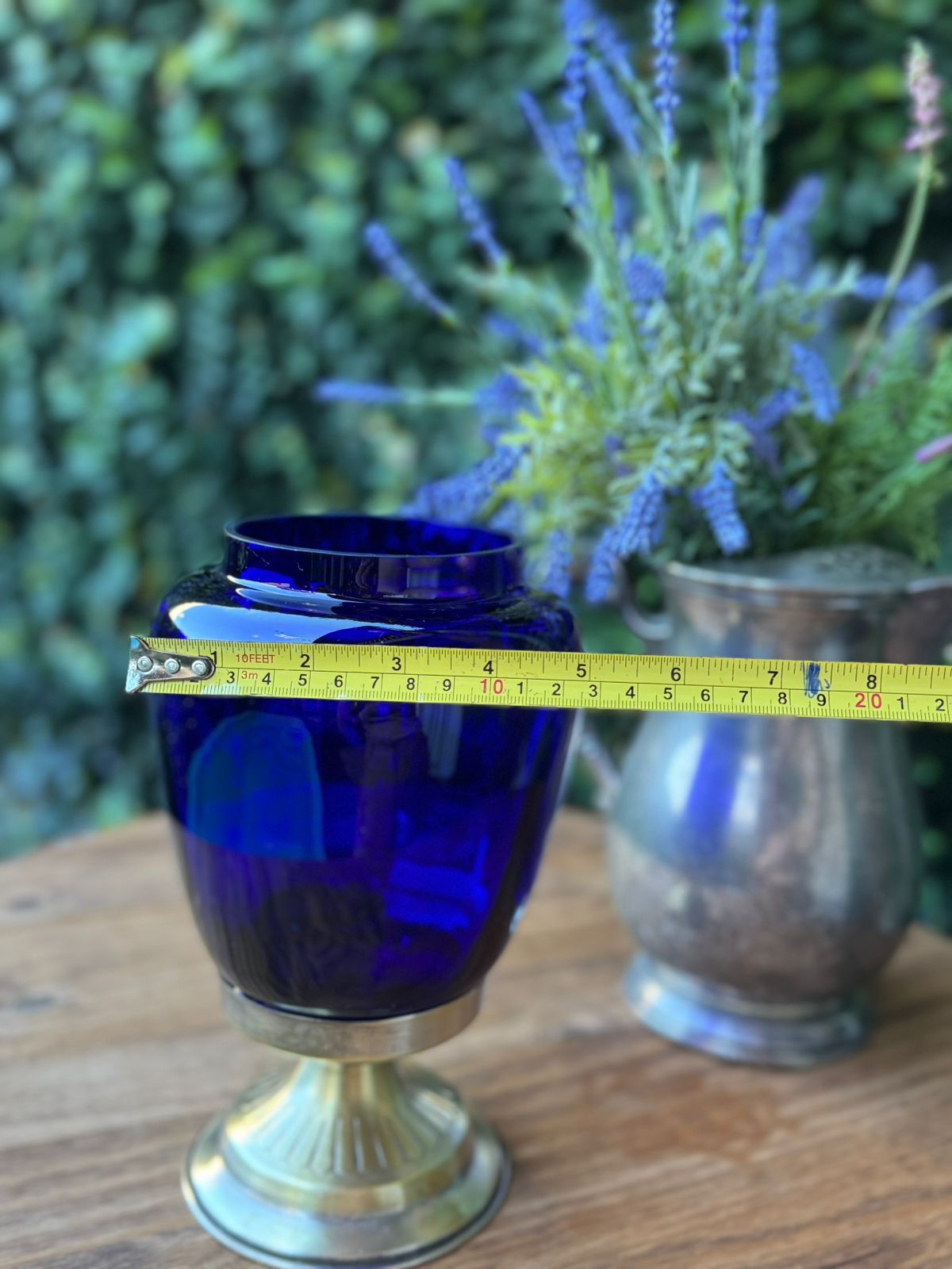 Vaso vidro azul e base dourada