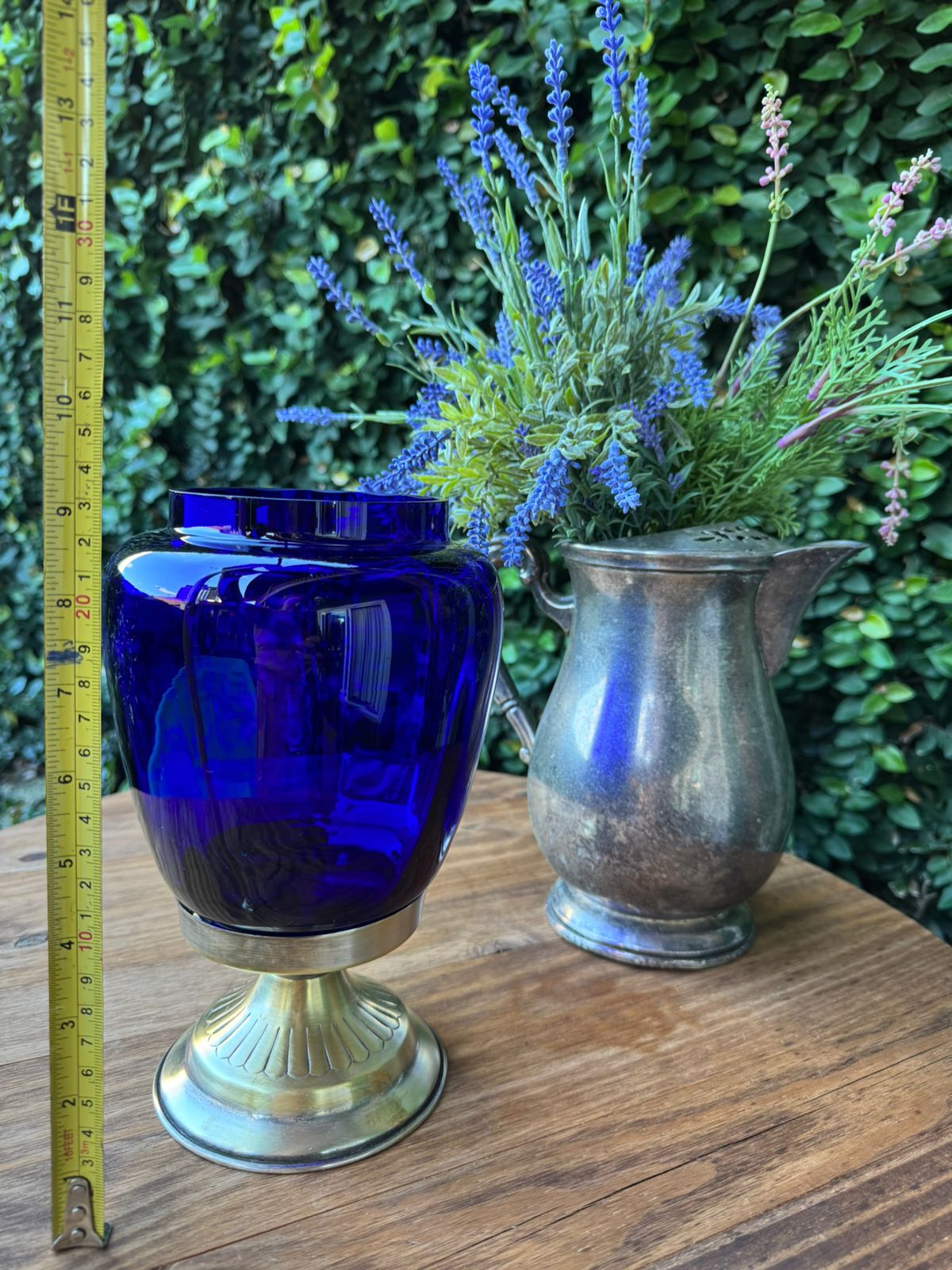 Vaso vidro azul e base dourada