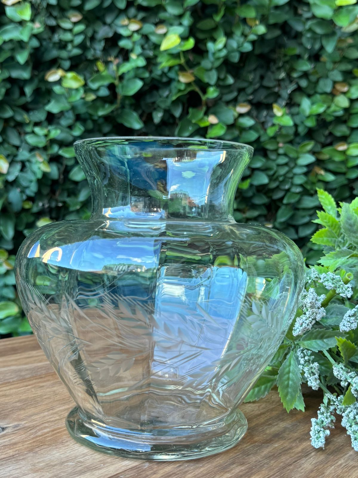 Vaso de vidro com folhas cravejadas