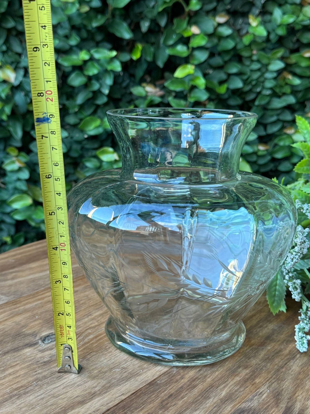 Vaso de vidro com folhas cravejadas