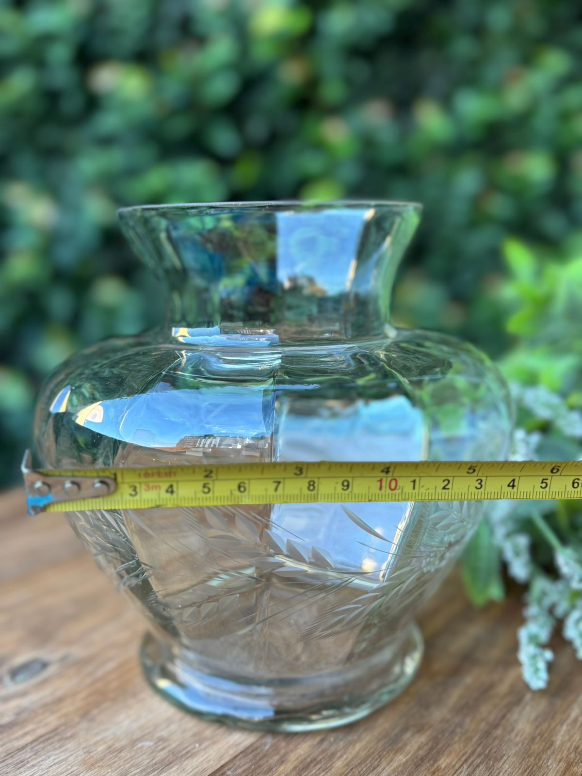 Vaso de vidro com folhas cravejadas