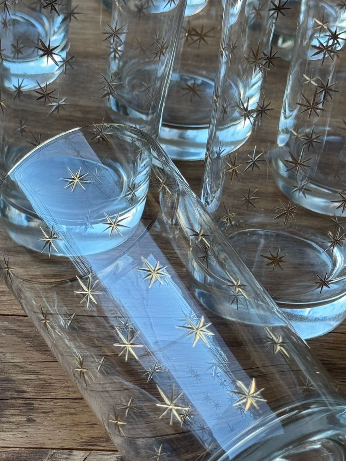 Copos com estrelas cravejadas e filetes dourados
