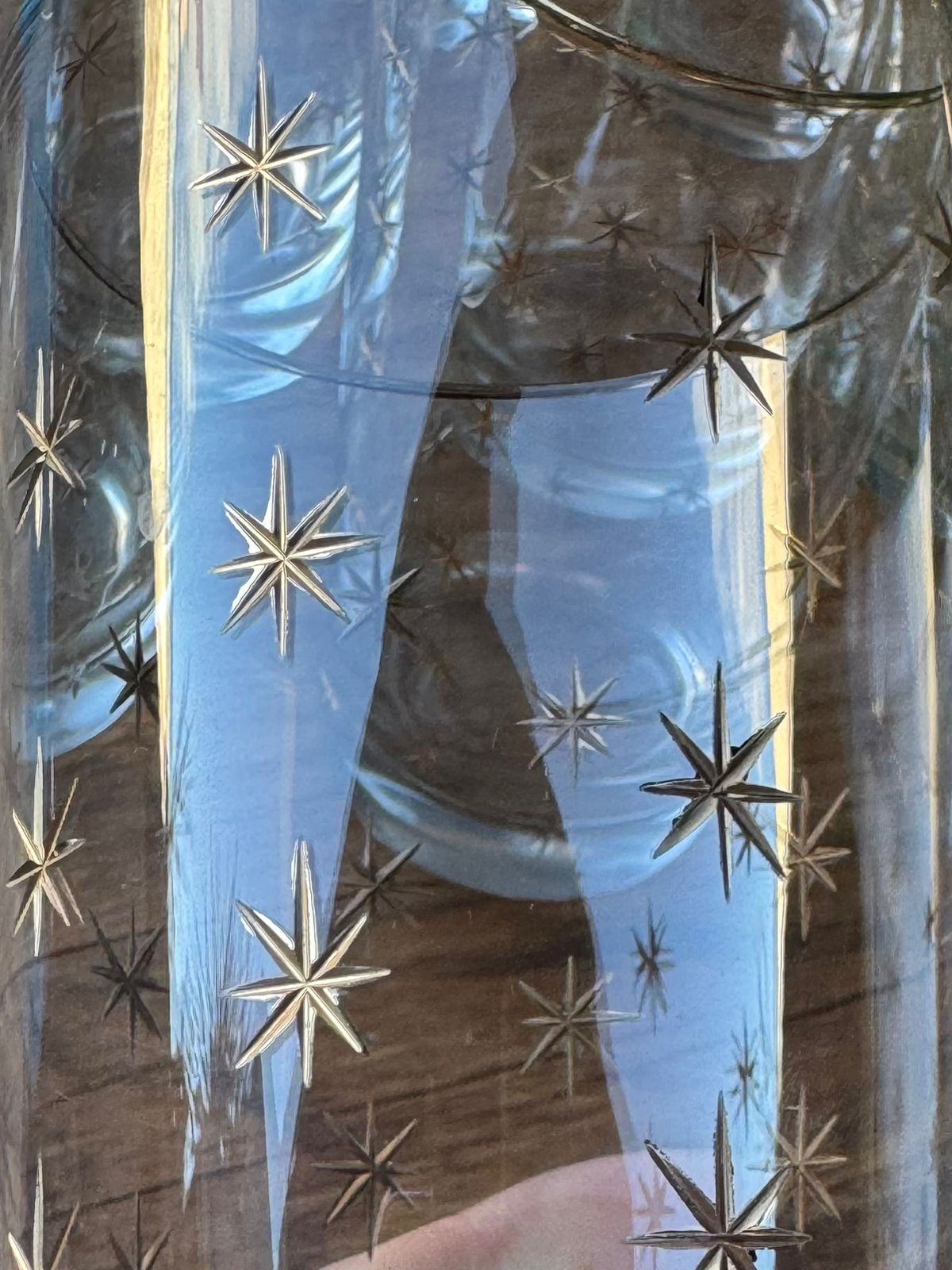 Copos com estrelas cravejadas e filetes dourados
