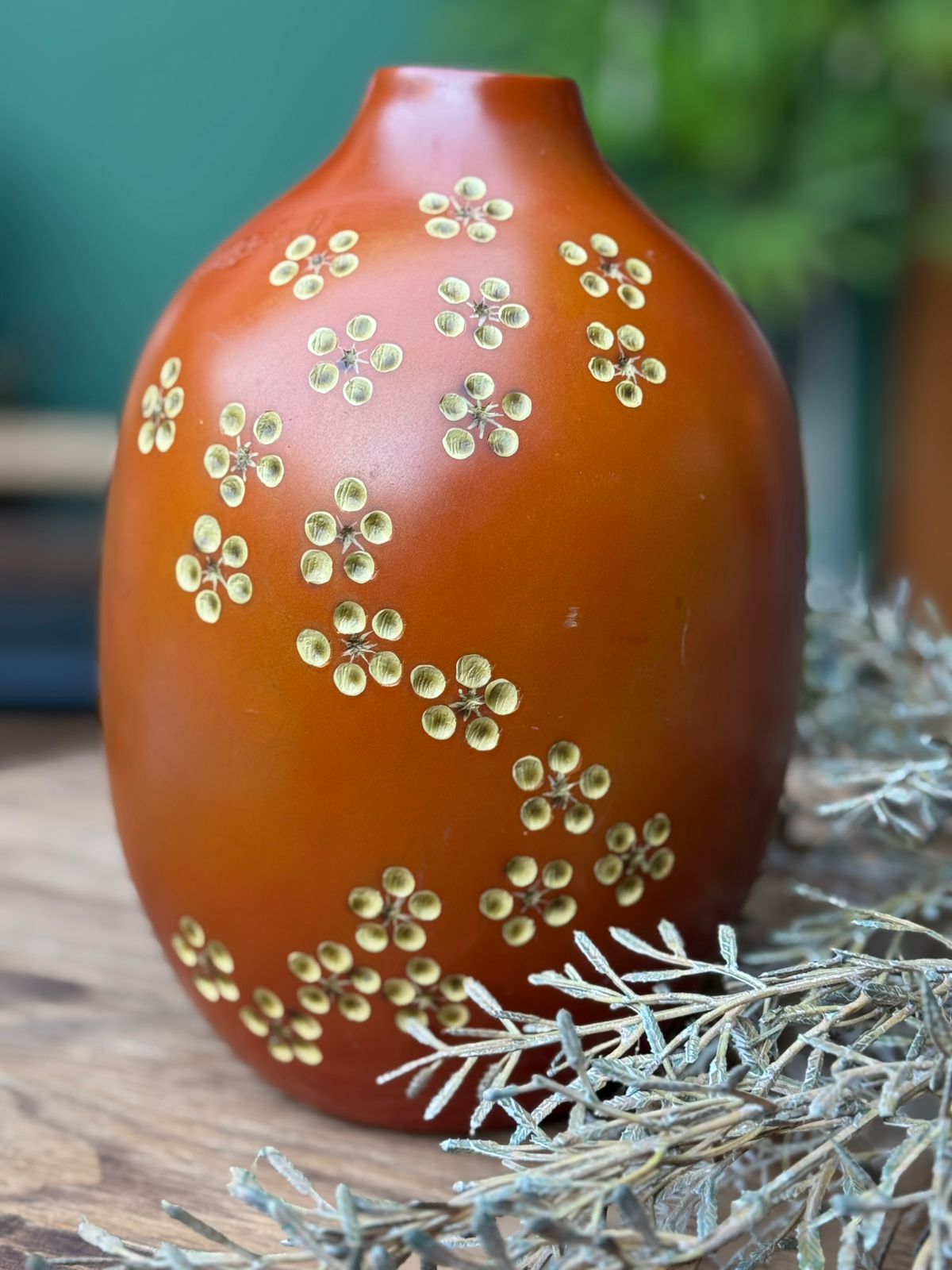 Vaso cerâmico com cavidades decorativas