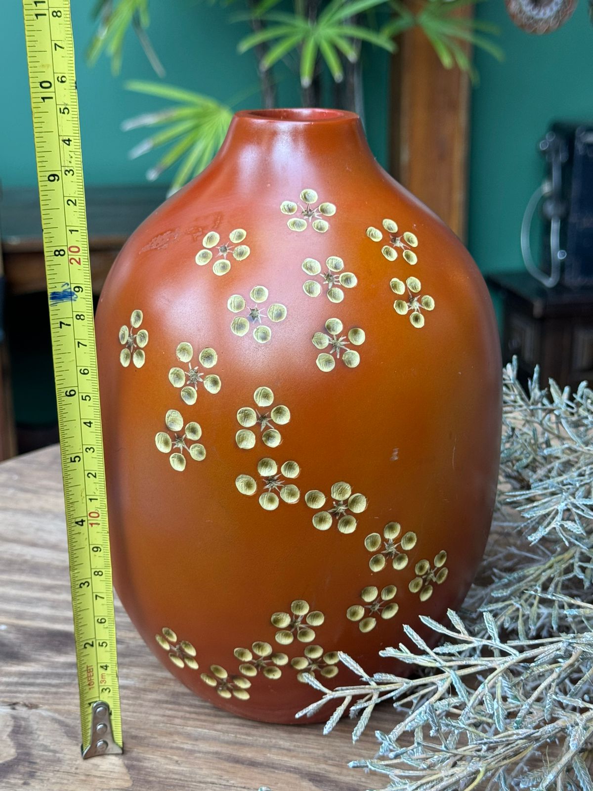Vaso cerâmico com cavidades decorativas