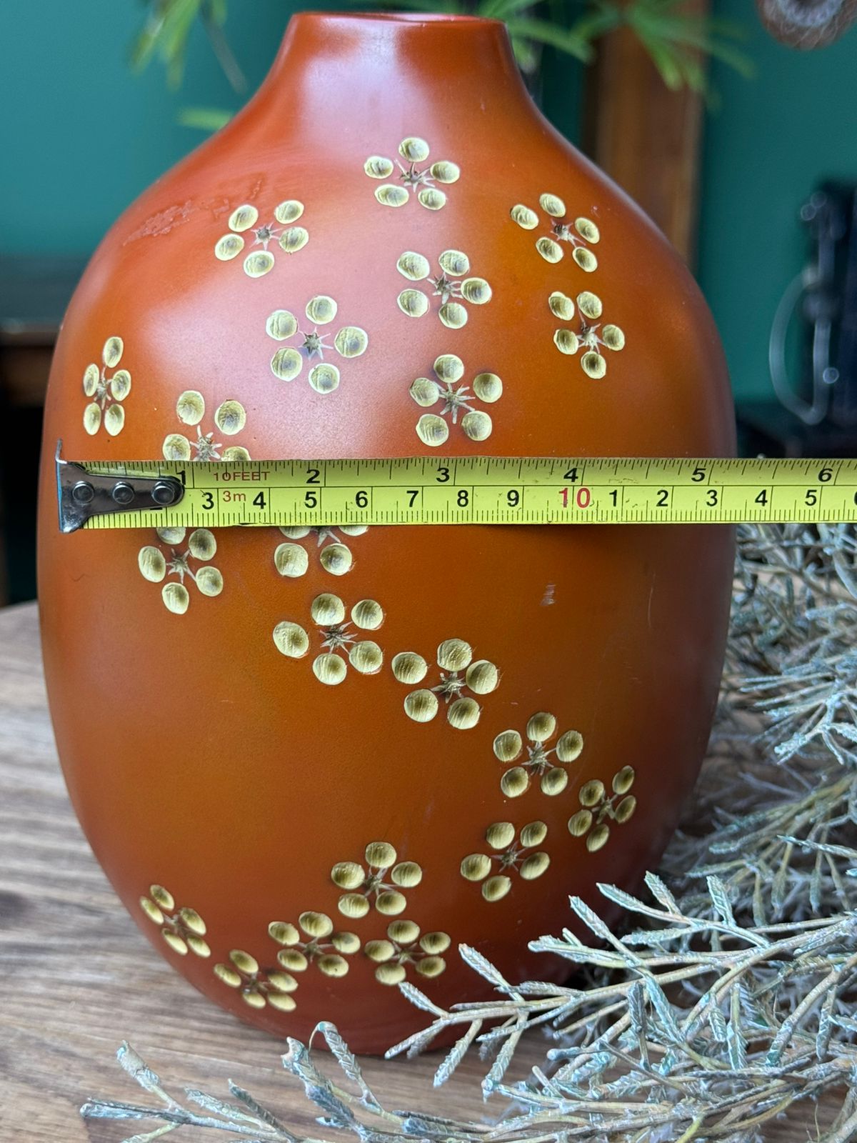 Vaso cerâmico com cavidades decorativas