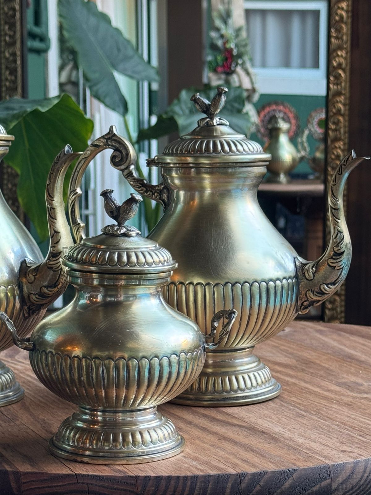 Bules e açucareiro em metal com acabamento dourado envelhecido