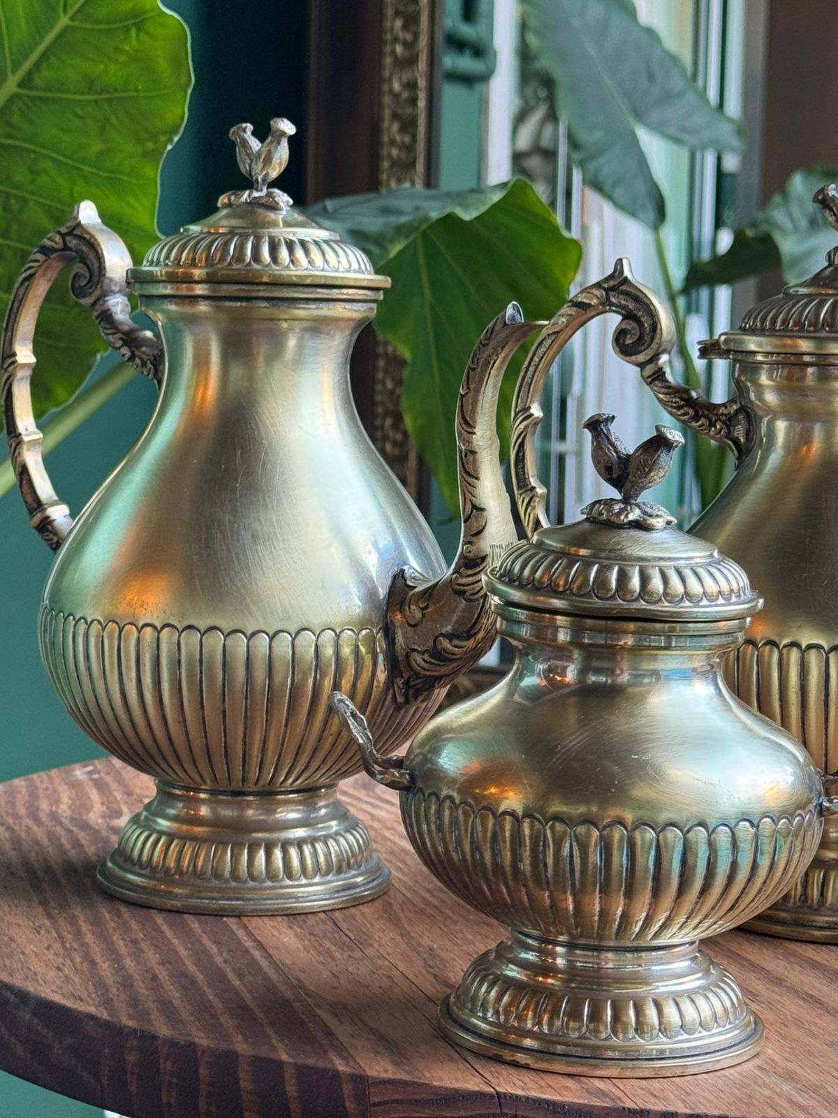 Bules e açucareiro em metal com acabamento dourado envelhecido