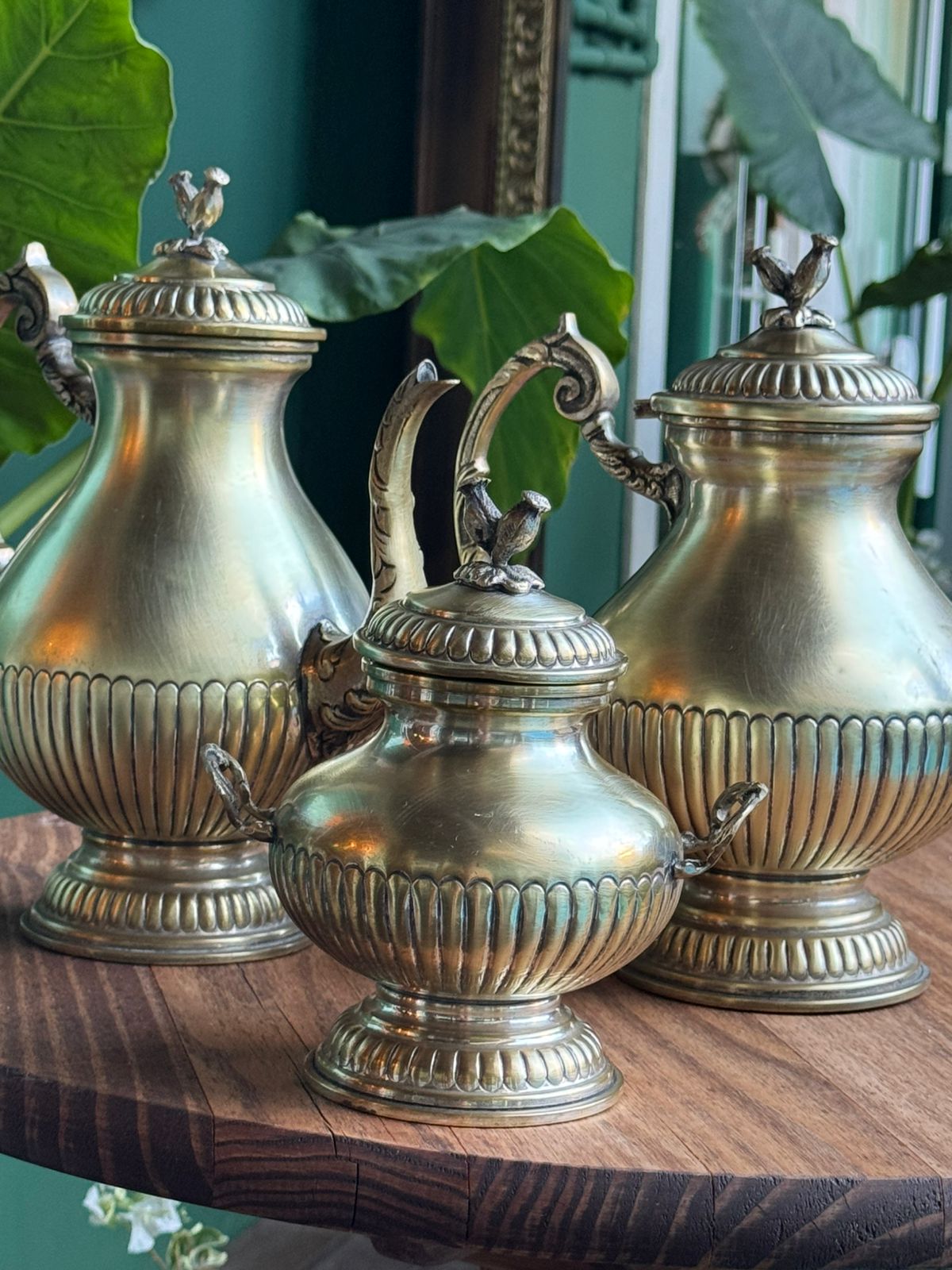 Bules e açucareiro em metal com acabamento dourado envelhecido