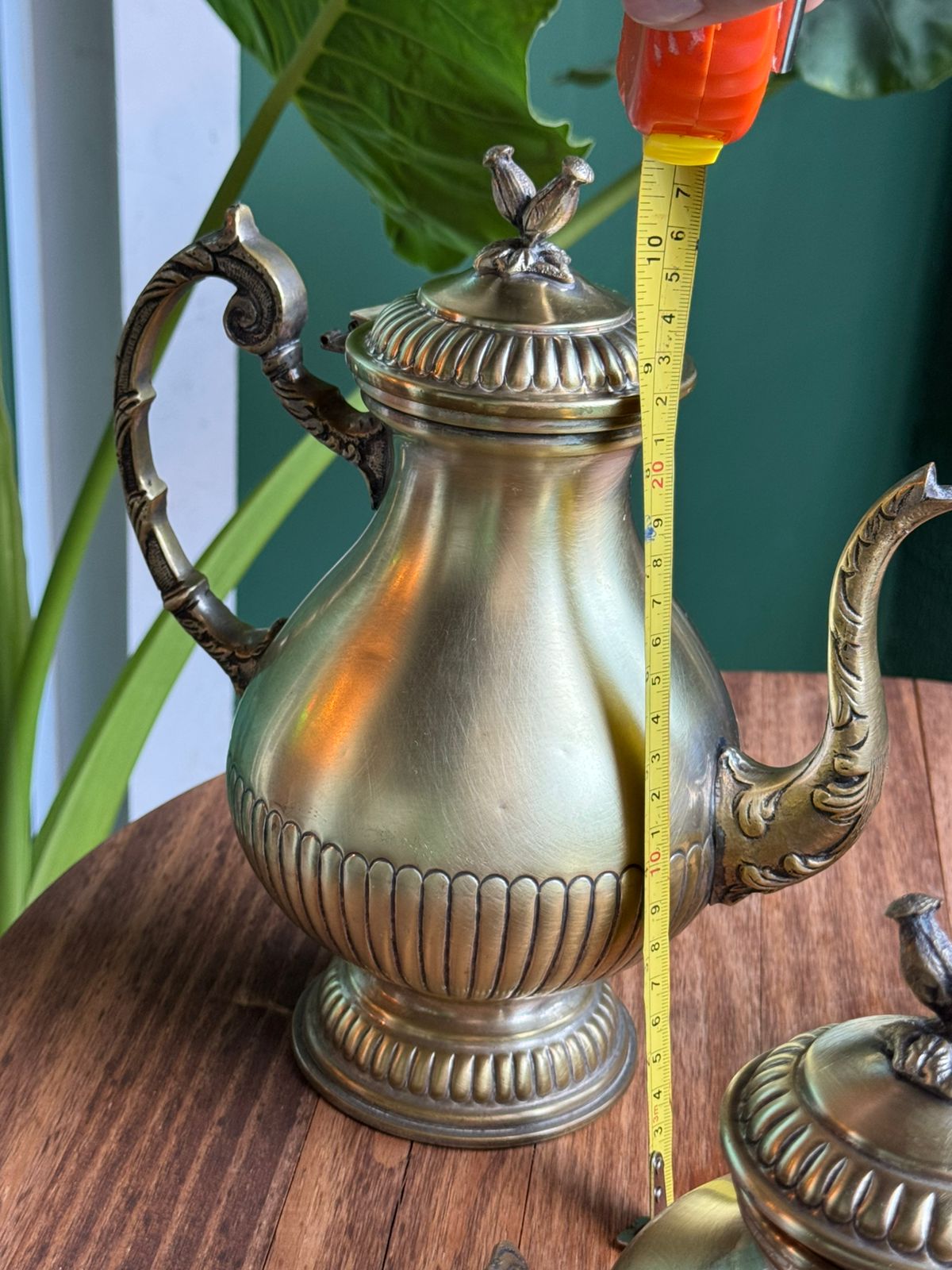 Bules e açucareiro em metal com acabamento dourado envelhecido